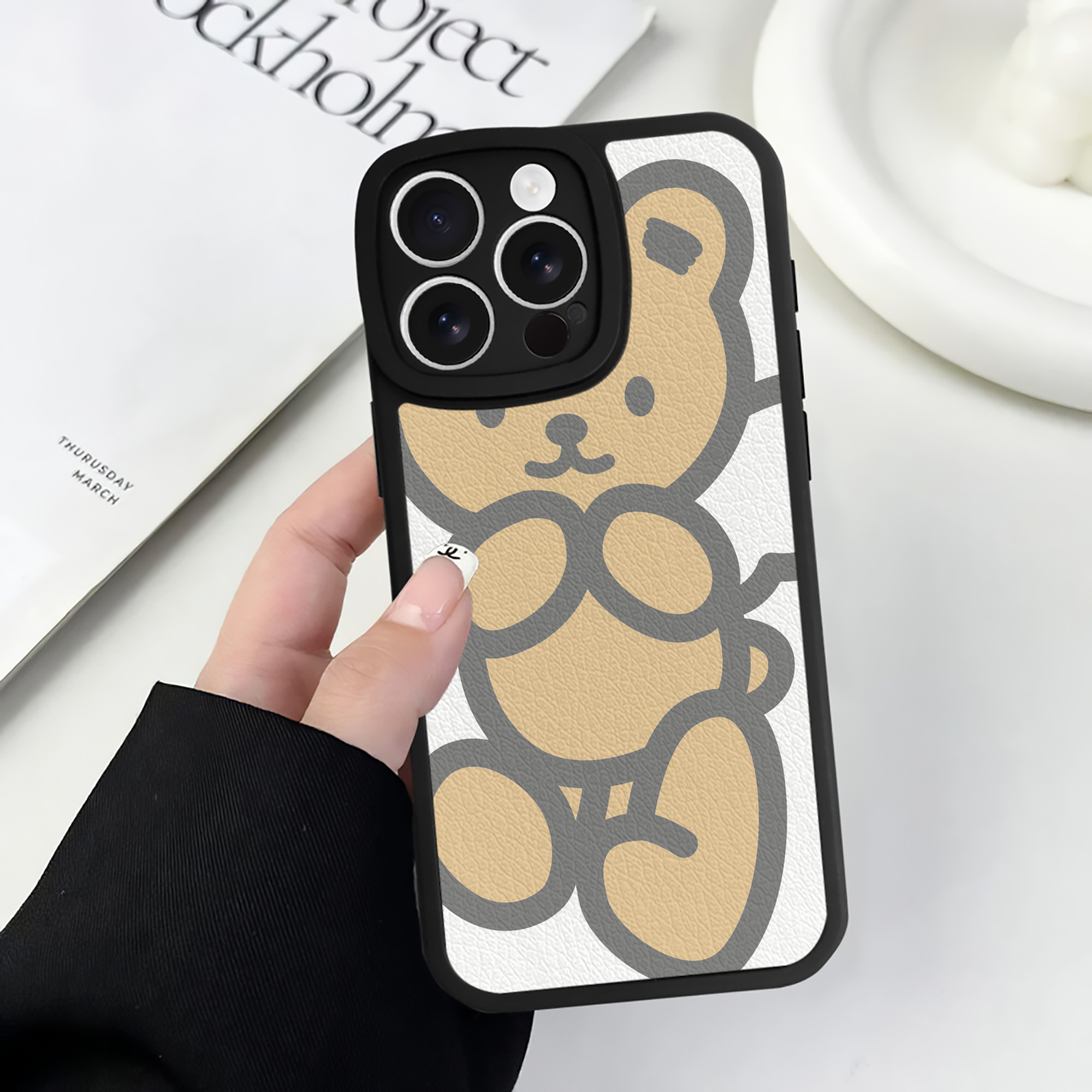 （画像用） Hello Kitty ハローキティ 【iPhone 16シリーズ対応】シリコンスマホケース（レザー調） 材質：シリコン